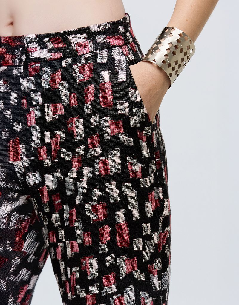 CL050079_0002_2-CALCA-FLARE-JACQUARD-FITTINGU